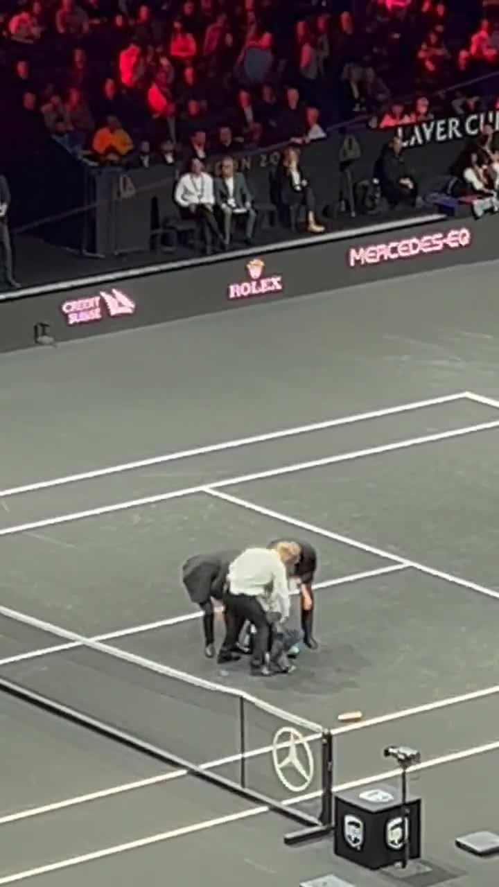 An ESG activist storms a tennis court in an attempt to set himself on fire in front of thousands of people [VIDEO]